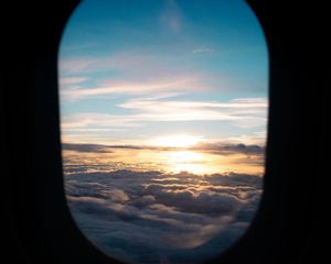 Превью обои иллюминатор, облака, закат, черный