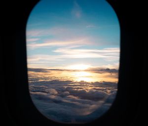 Превью обои иллюминатор, облака, закат, черный