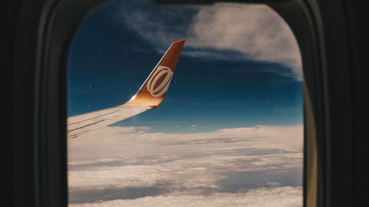 Обои иллюминатор, окно, крыло самолета, полет, облака