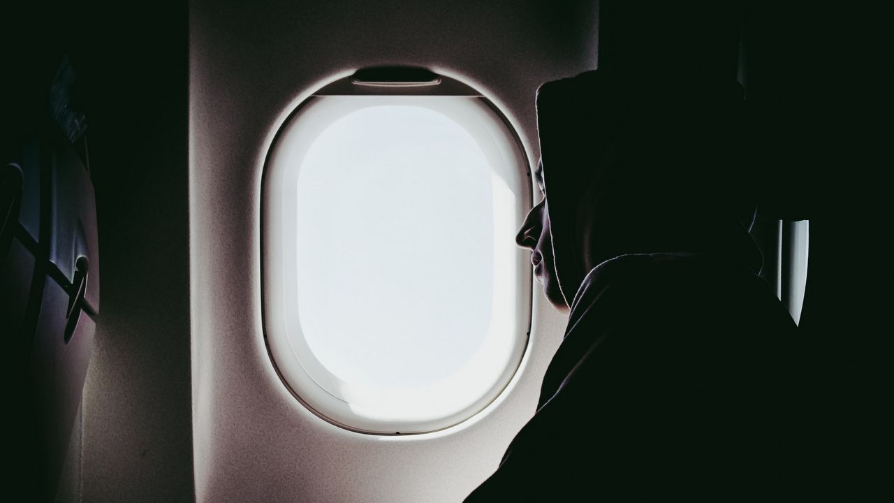 Обои иллюминатор, окно, окно самолета, самолет, человек