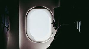 Превью обои иллюминатор, окно, окно самолета, самолет, человек