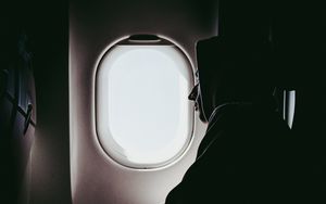 Превью обои иллюминатор, окно, окно самолета, самолет, человек