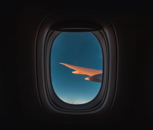 Превью обои иллюминатор, окно, самолет, крыло, небо, полет