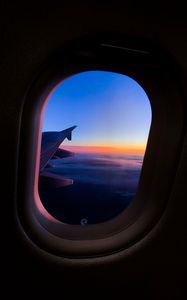 Превью обои иллюминатор, окно, самолет, полет, крыло самолета, небо