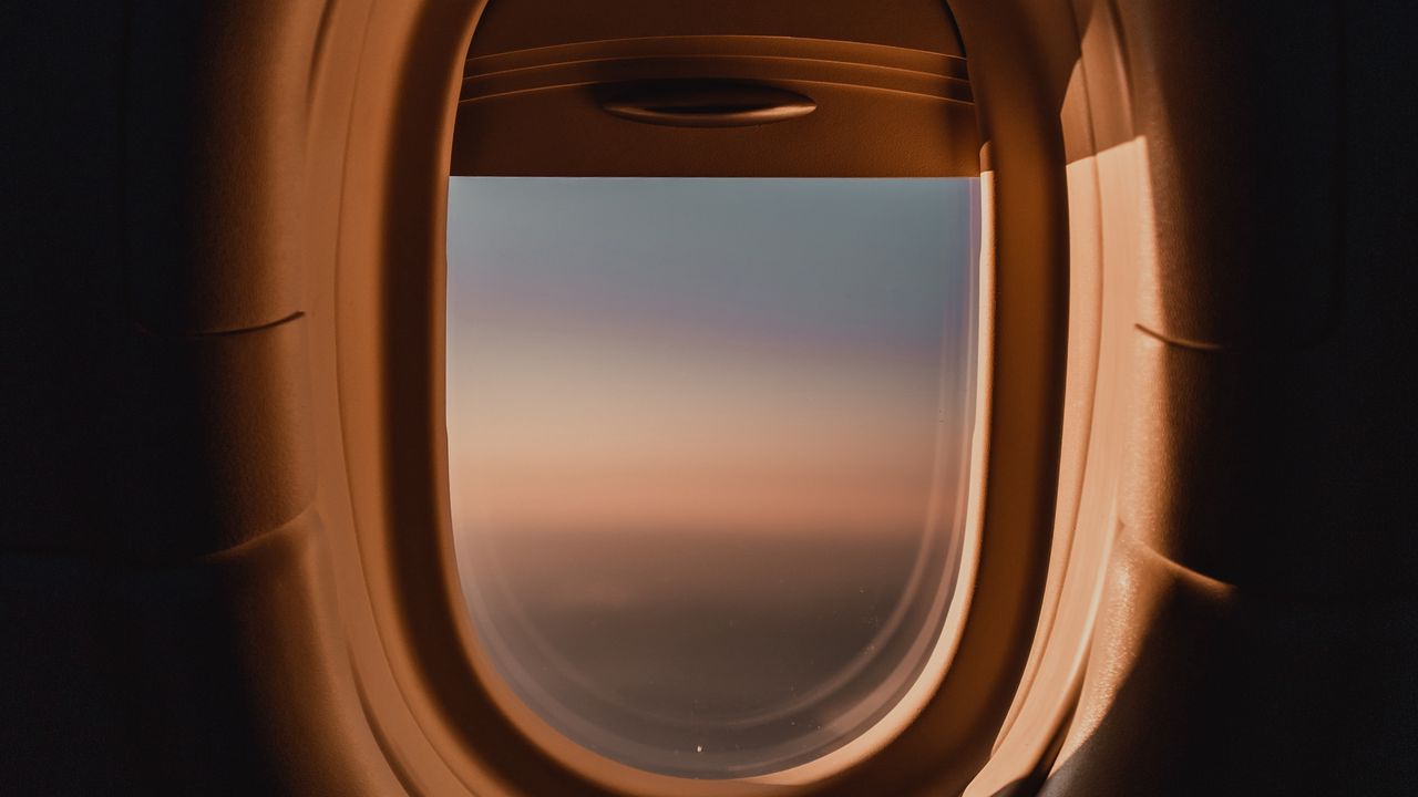 Обои иллюминатор, окно, самолет, темный, вид