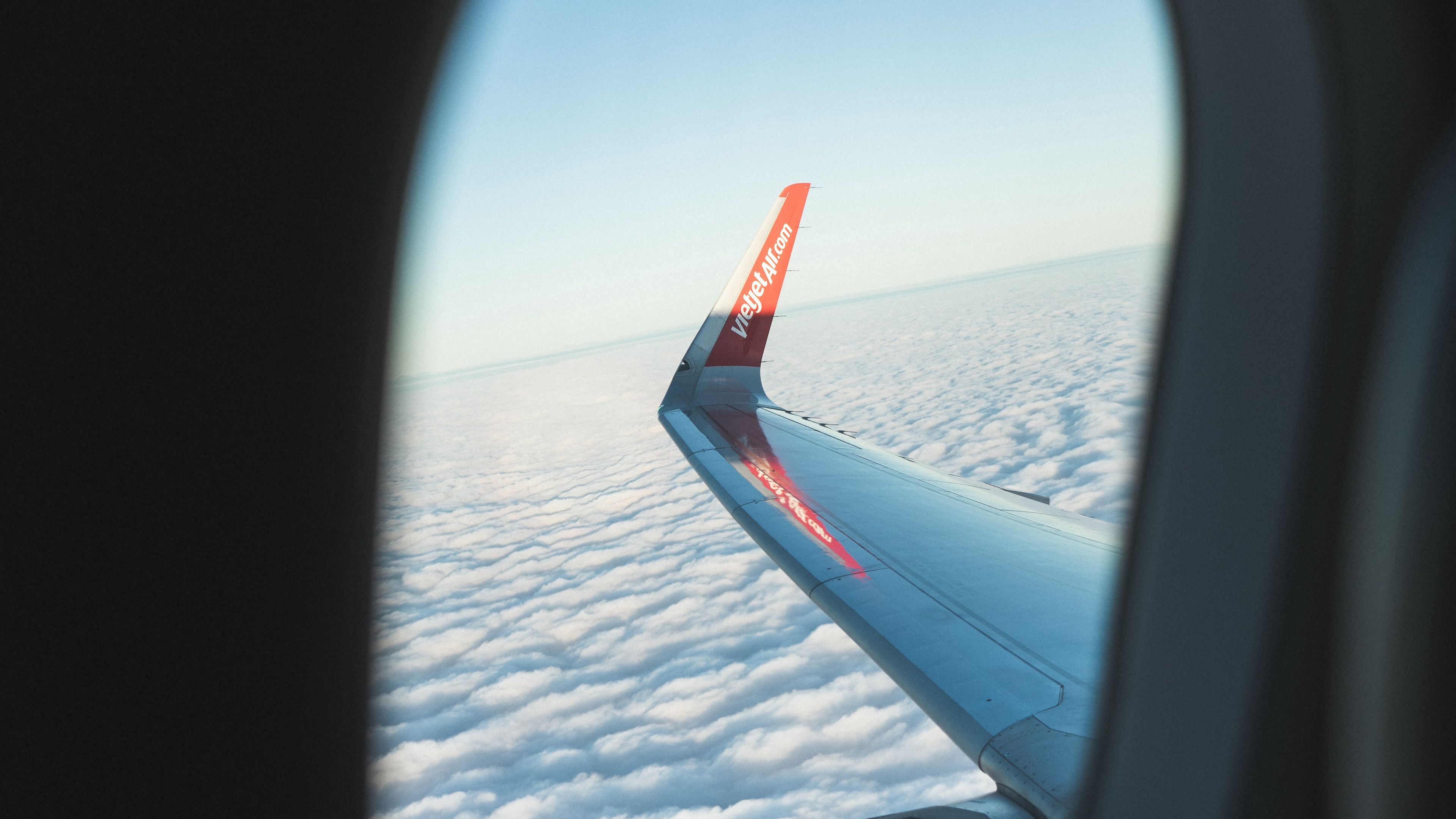 Вид из иллюминатора самолета