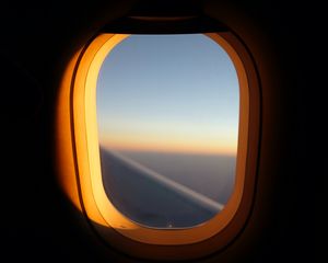 Превью обои иллюминатор, окно, самолет, темный
