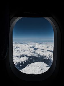 Превью обои иллюминатор, окно самолета, горы, вид сверху, полет, небо, вершины