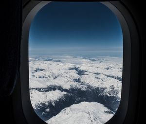 Превью обои иллюминатор, окно самолета, горы, вид сверху, полет, небо, вершины