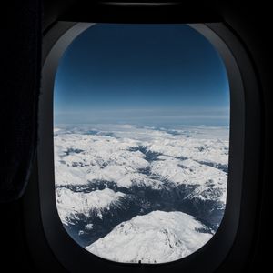 Превью обои иллюминатор, окно самолета, горы, вид сверху, полет, небо, вершины
