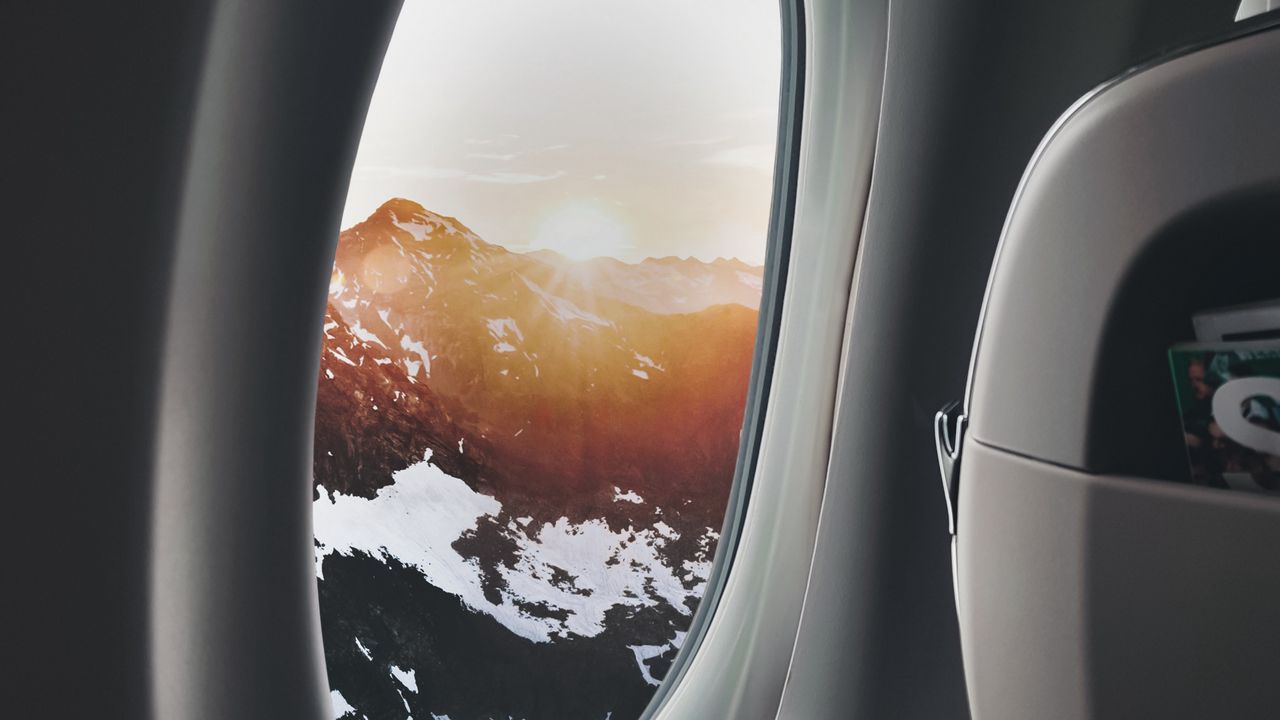 Обои иллюминатор, окно самолета, обзор, горы, путешествие, полет