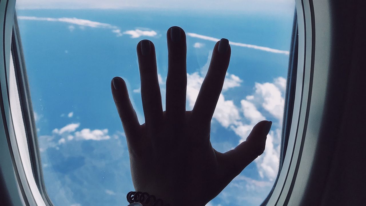 Обои иллюминатор, рука, самолет, окно, облака