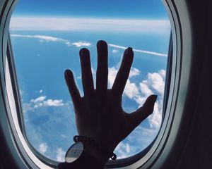 Превью обои иллюминатор, рука, самолет, окно, облака