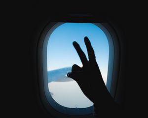 Превью обои иллюминатор, рука, жест, небо