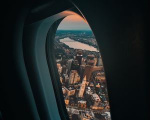Превью обои иллюминатор, самолет, город, окно
