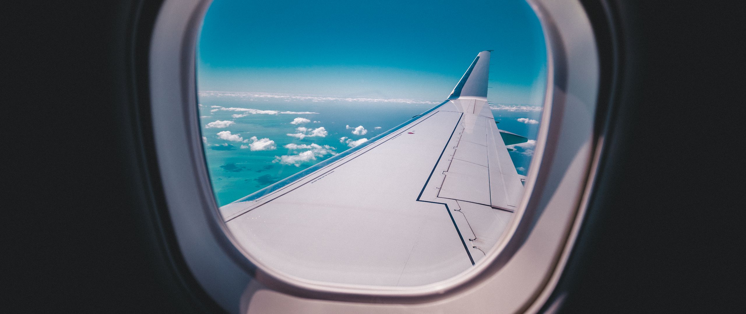 Шторки иллюминаторов. Вид из иллюминатора самолета на крыло. Иллюминатор самолета. Панорамный иллюминатор. Мальдивы в иллюминаторе.