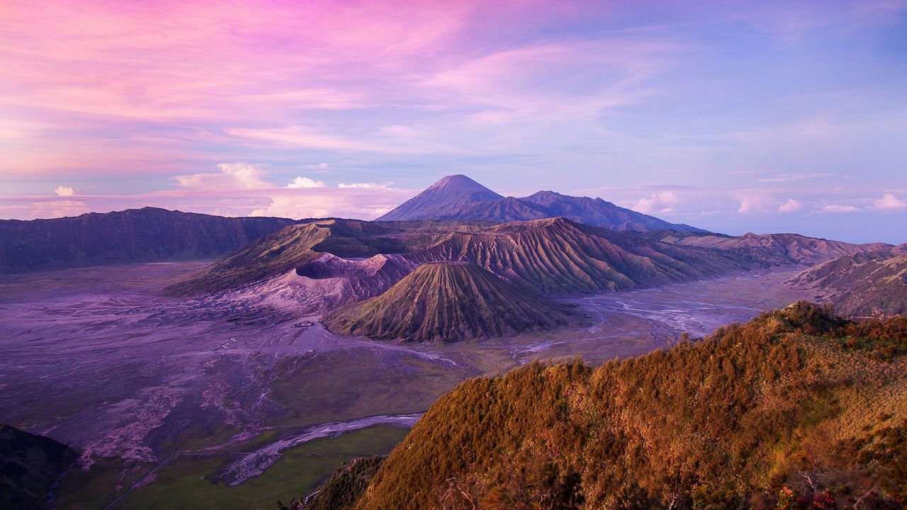 Обои индонезия, остров, ява, вулкан, бромо, холмы, высота, голубое, розовое, небо, облака