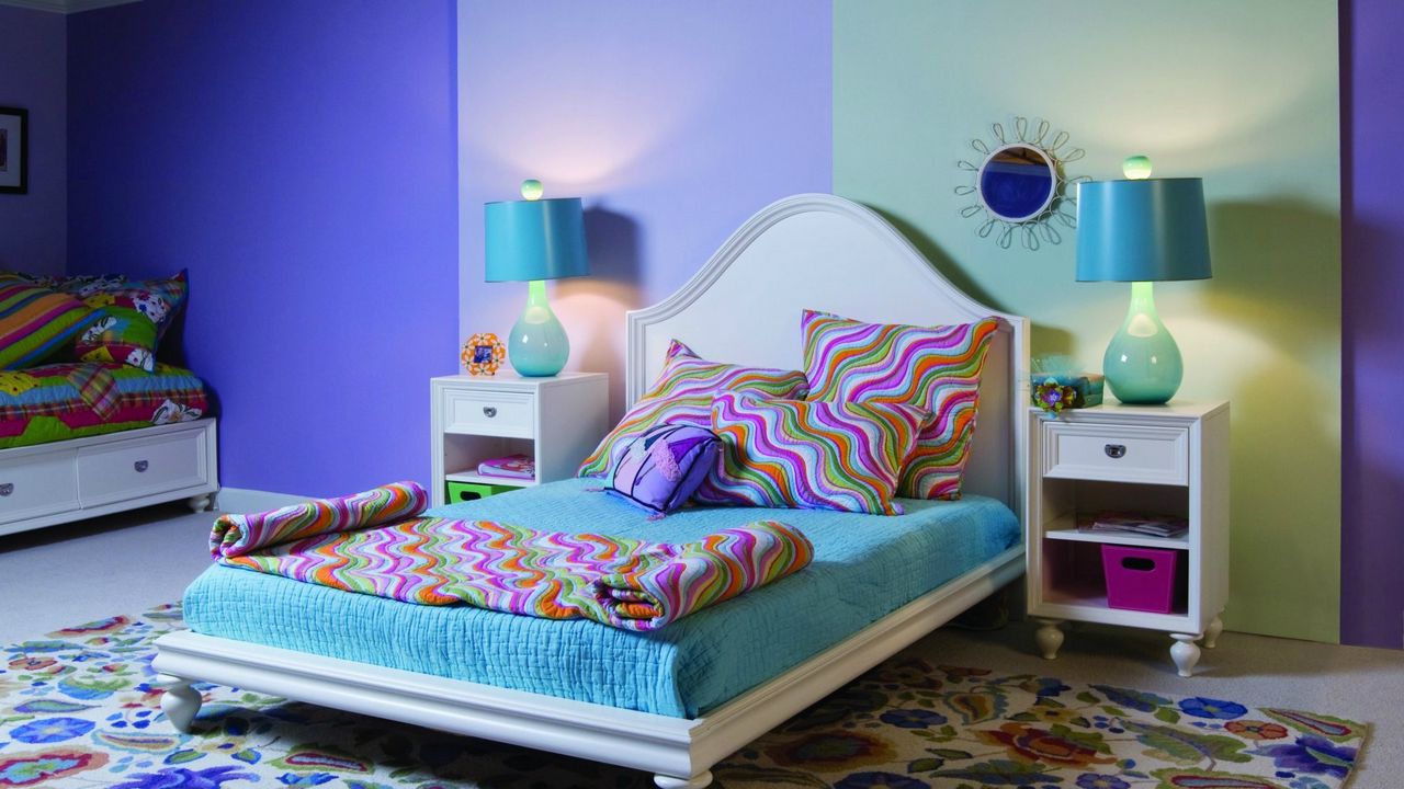 Обои интерьер, комната, квартира, кровать, подушки, узор, тумбы, лампа, рамка, ковер, зеркало, цветной, яркий