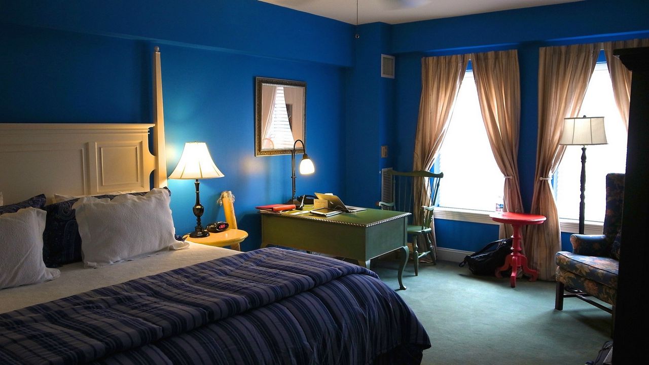 Обои интерьер, комната, квартира, кровать, подушки, лампа, стол, стул, кресло, тетради, окно