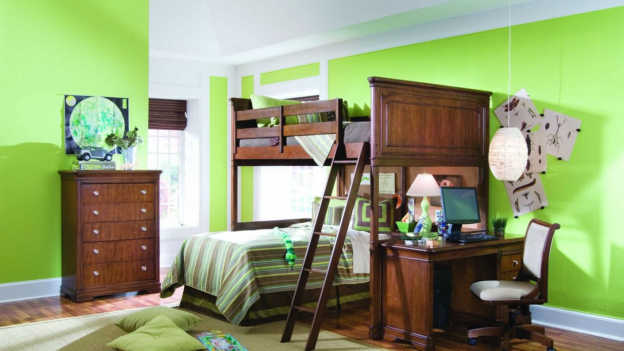 Обои интерьер, комната, квартира, кухня, кровать, стол, стул, компьютер, лампа, подушки, зеркало, ковер, зеленый