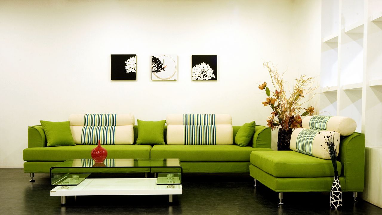 Обои интерьер, стиль, дизайн, диван, зеленый, подушки, вазы, столик, картины, квартира, гостиная