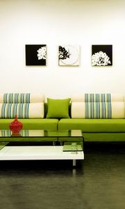 Превью обои интерьер, стиль, дизайн, диван, зеленый, подушки, вазы, столик, картины, квартира, гостиная