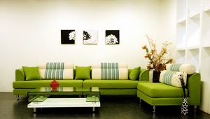 Превью обои интерьер, стиль, дизайн, диван, зеленый, подушки, вазы, столик, картины, квартира, гостиная