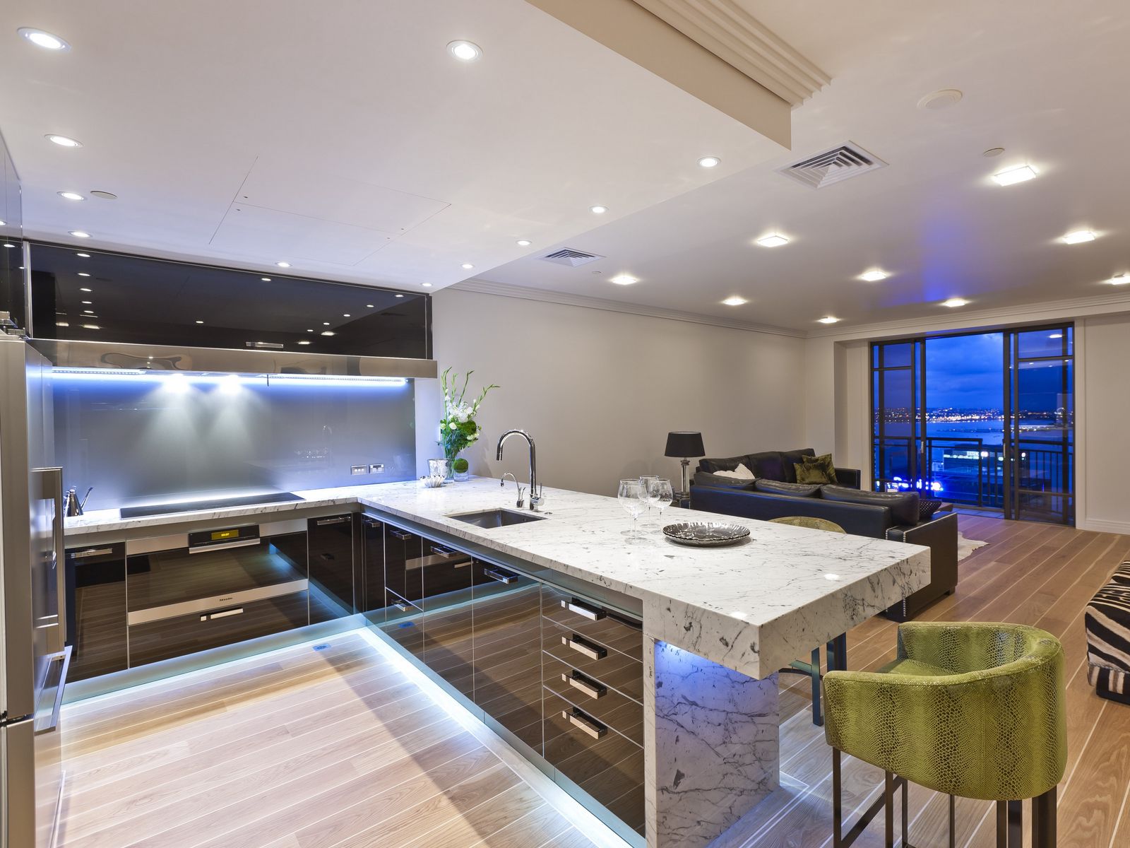 Освещение кухни гостиной с натяжными потолками в современном стиле фото