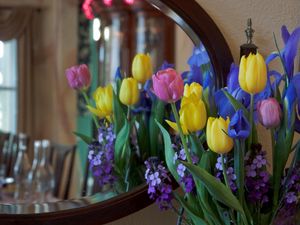 Превью обои ирисы, тюльпаны, маттоила, цветы, букет, зеркало, отражение