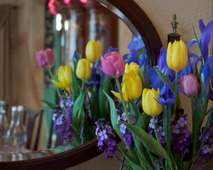 Превью обои ирисы, тюльпаны, маттоила, цветы, букет, зеркало, отражение