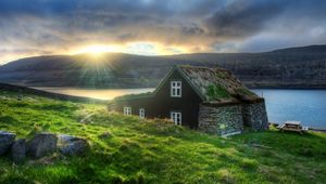 Превью обои исландия, дом, камни, закат, озеро, горы, отшельник