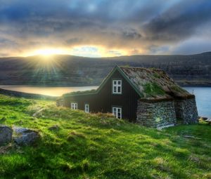 Превью обои исландия, дом, камни, закат, озеро, горы, отшельник