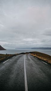 Превью обои исландия, дорога, разметка, поворот, океан, берег