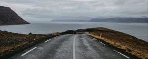 Превью обои исландия, дорога, разметка, поворот, океан, берег