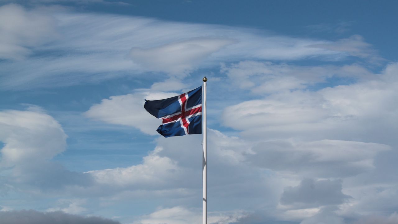 Обои исландия, флаг, небо, облака