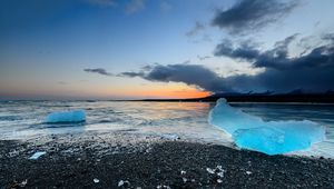 Превью обои исландия, jokulsarlon, пляж, лед, берег, небо