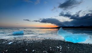 Превью обои исландия, jokulsarlon, пляж, лед, берег, небо