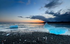 Превью обои исландия, jokulsarlon, пляж, лед, берег, небо