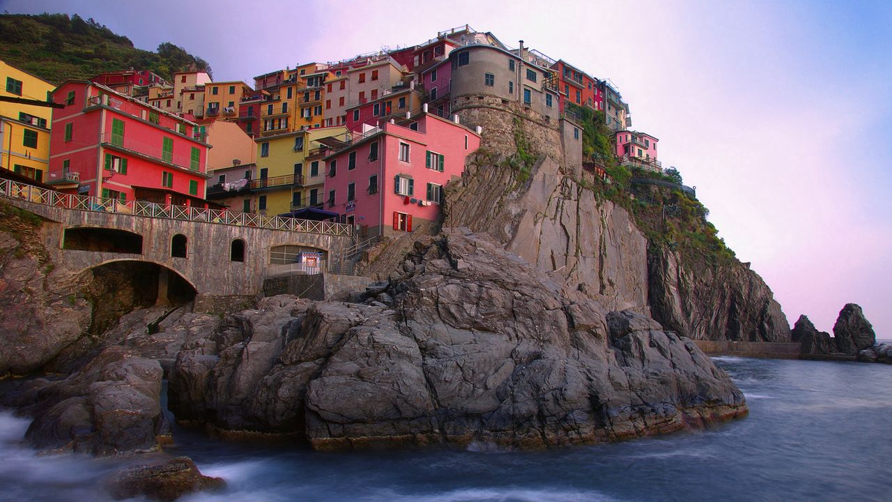 Обои италия, здания, дома, горы, камни, река