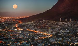 Превью обои юар, кейптаун, мегаполис, небоскребы, дома, свет, огни, сумерки, небо, луна, гора, панорама, вид, высота