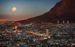 Превью обои юар, кейптаун, мегаполис, небоскребы, дома, свет, огни, сумерки, небо, луна, гора, панорама, вид, высота