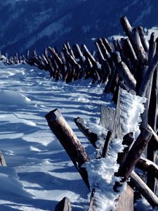 Превью обои изгородь, бревна, горы, снег