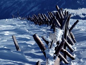 Превью обои изгородь, бревна, горы, снег