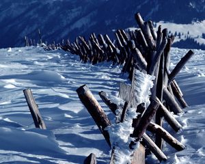 Превью обои изгородь, бревна, горы, снег