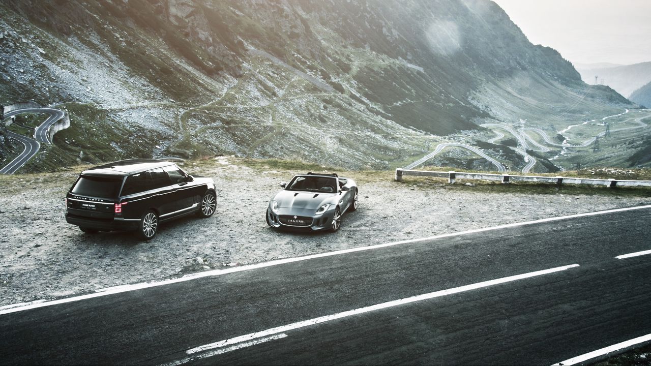 Обои jaguar f-type, range rover, горы, дорога