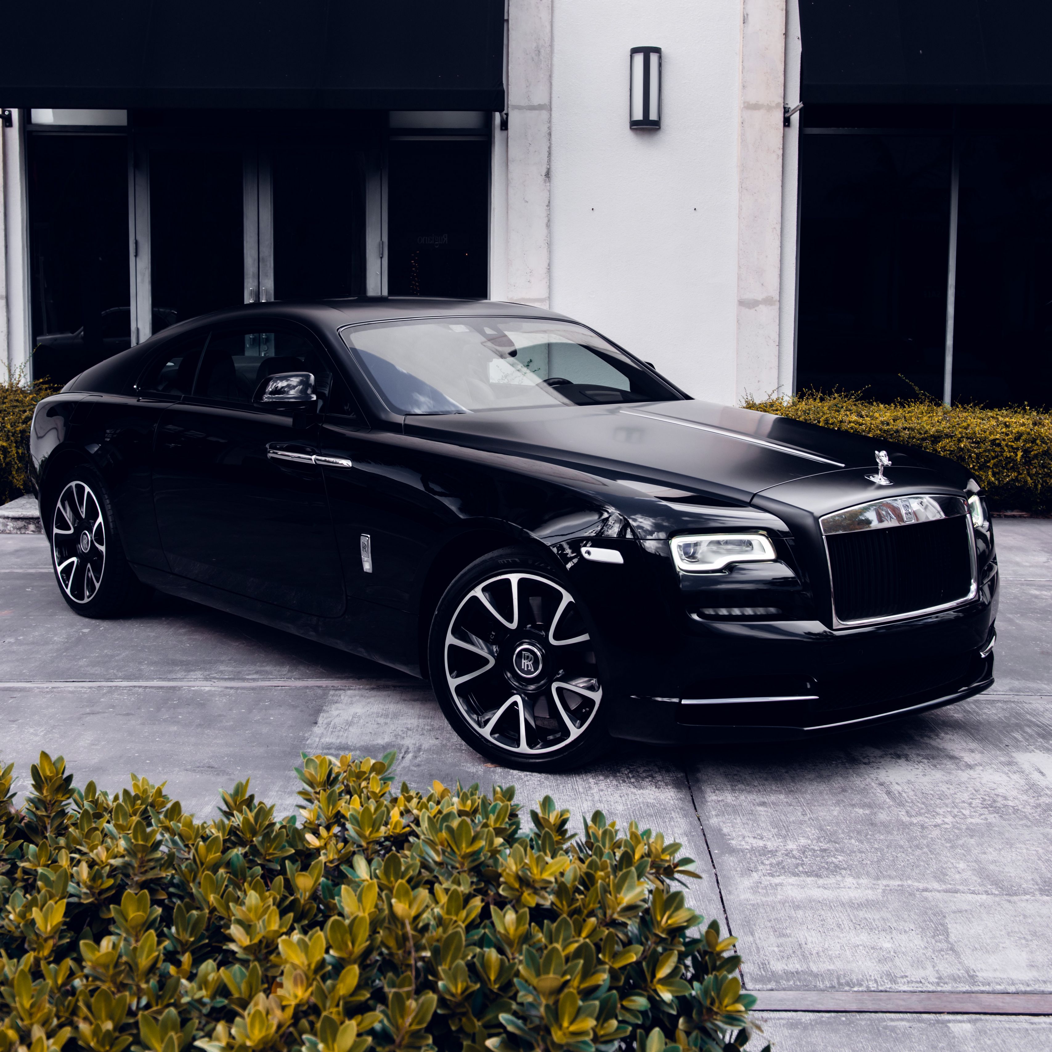 Чёрный Ягуар машина
