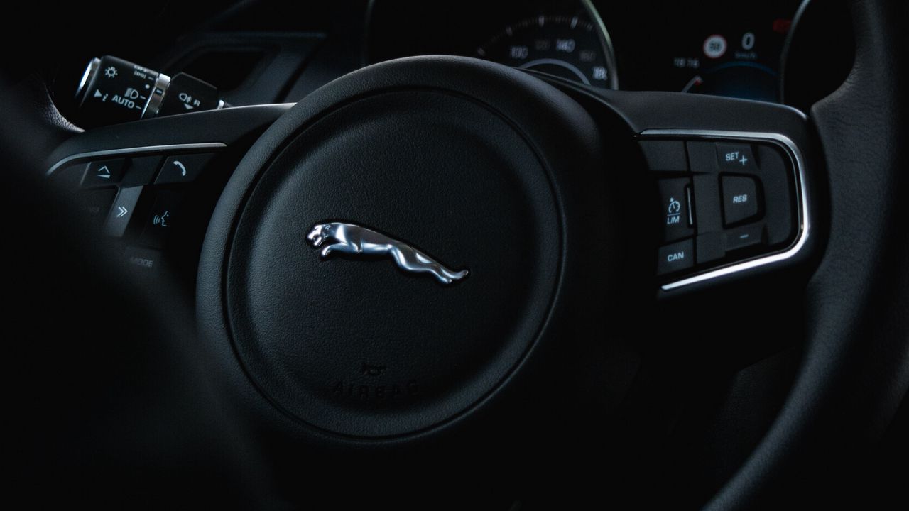 Обои jaguar, руль, рука, часы