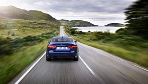 Превью обои jaguar xe, jaguar, движение, скорость, синий, автомобиль