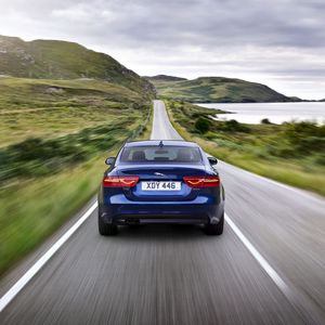 Превью обои jaguar xe, jaguar, движение, скорость, синий, автомобиль