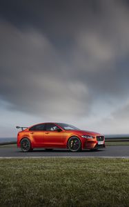 Превью обои jaguar xe sv project 8, jaguar, дорога, вид сбоку